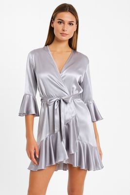 Bata de Satín Gris con Vuelos para Novia y Damas de Honor