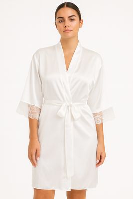 Bata de seda blanca con encajes
