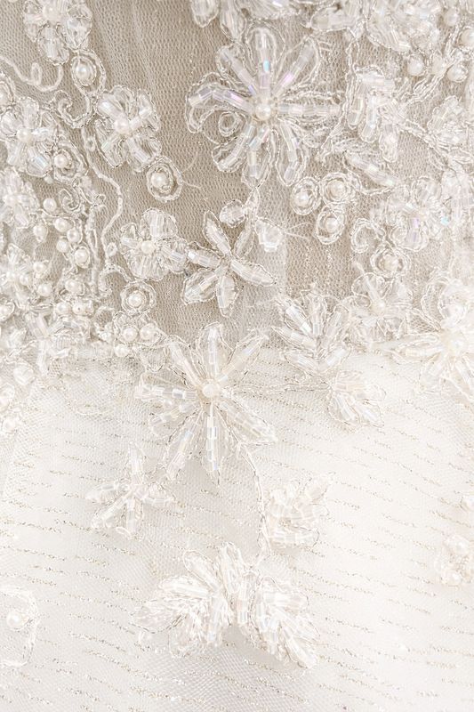 Vestido de Novia Corte A con Escote en V, Encaje y Brillos – Espalda Corsé