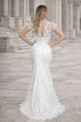 Vestido de Novia Corte Trompeta con Encaje Floral y Escote Corazón – Espalda en V