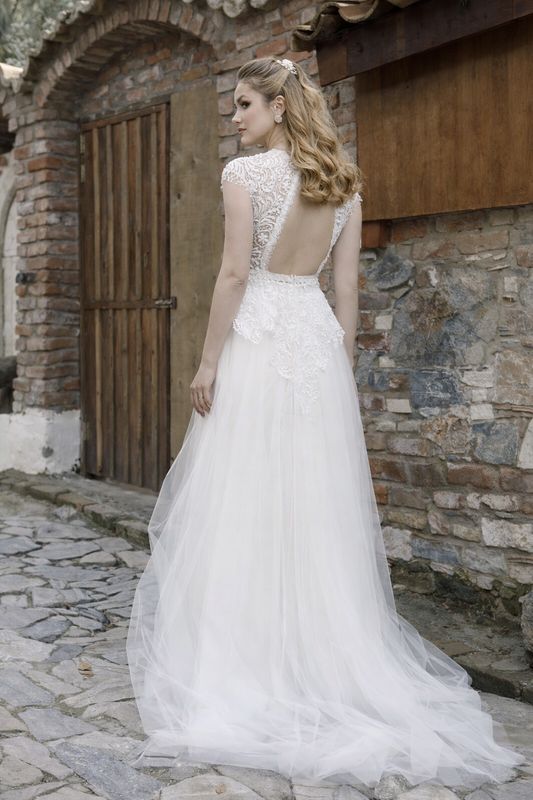 Jumpsuit de Novia con Sobrefalda Removible y Pedrería Bordada