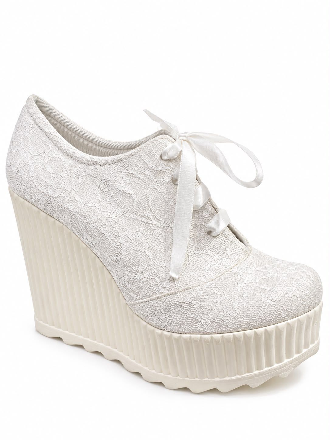 WHITE LACE PUMPS