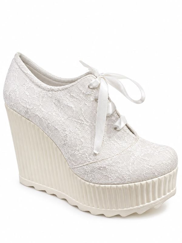 WHITE LACE PUMPS