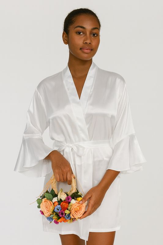 Bata de Satin Blanca con Vuelos Elegantes para Novia