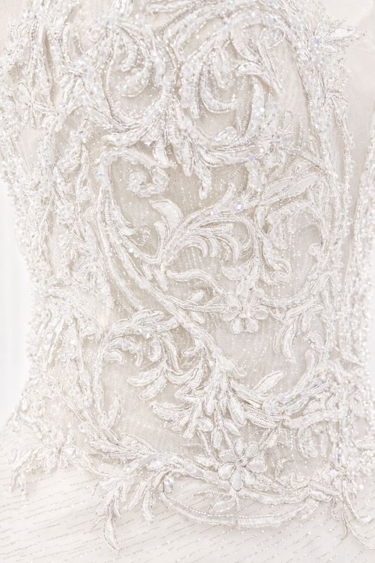 Vestido de Novia Corte A con Escote en V y Encaje Tipo Espigas – Espalda Corsé