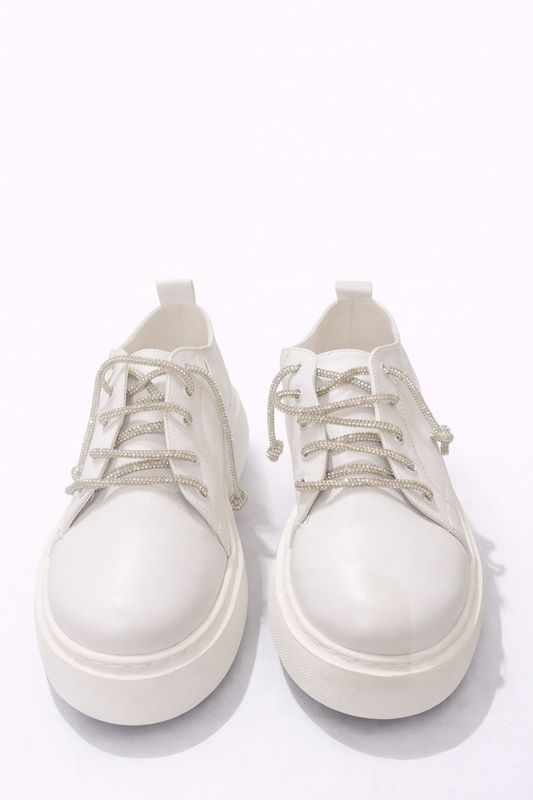 Zapatillas Blancas de Goma con Cordones Brillantes