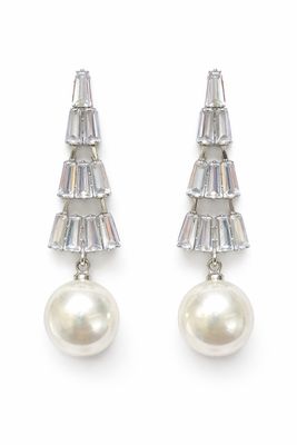 Aretes Largos con Cristales Baguette y Perla Colgante