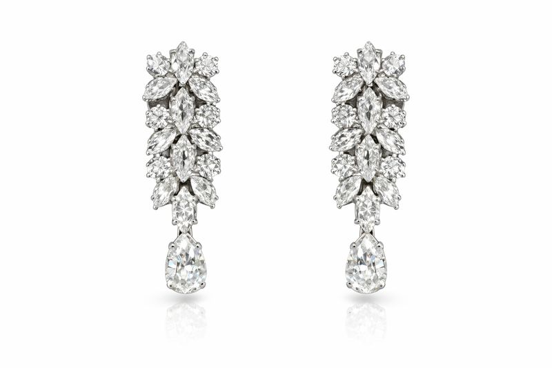 Aretes Largos de Plata con Cristales en Diseño Floral y Gota Brillante