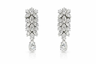 Aretes Largos de Plata con Cristales en Diseño Floral y Gota Brillante