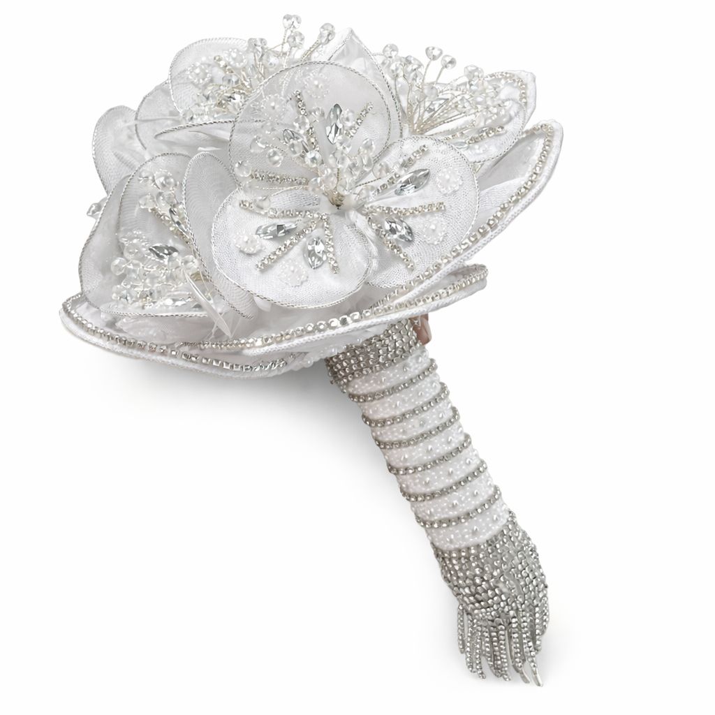 Ramo de Novia Artesanal con Flores Blancas, Cristales y Mango Decorado