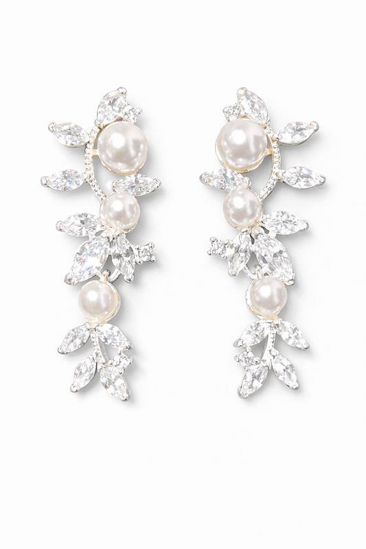 Aretes Plateados con Perlas y Cristales en Diseño Floral