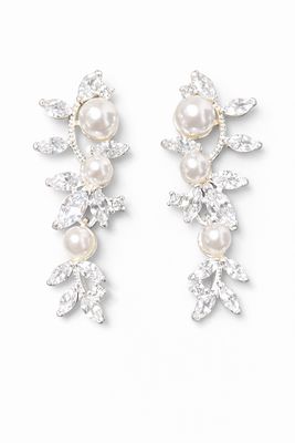 Aretes Plateados con Perlas y Cristales en Diseño Floral