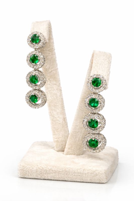 Aretes Largos Plateados con Cristales Verdes