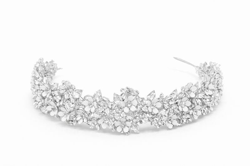 Headpiece de Novia Plateado con Flores Blancas y Cristales