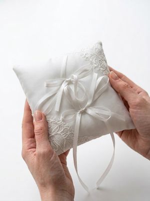 WHITE LACE RING PILLOW