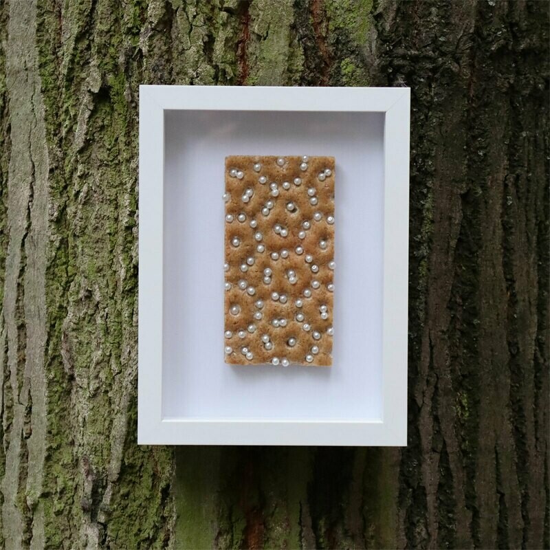 Prêt-a-manger, Gabriele Regiert, 24 x 18 x 3,5 cm, Knäckebrot/ Perlen, auf der Rückseite mit Nagellack signiert, Edition #1, Auflage 15, Berlin 2020