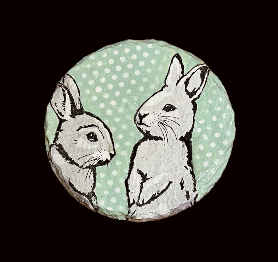 SLATE COASTER ROUND - TWO BUNNIES ON GREEN