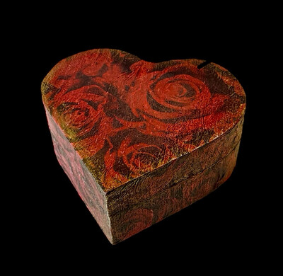 HEART SHAPE GIFTBOX - RED ROSES