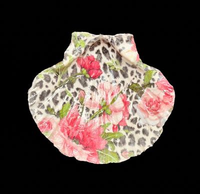 SCALLOP SHELL - FLOWERS ON LEOPARD PRINT SCALLOP SHELL - FLOWERS ON LEOPARD PRINT