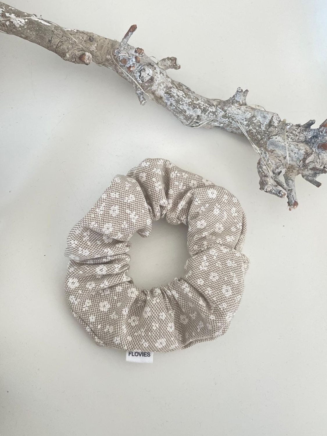 Scrunchie beige natural flower