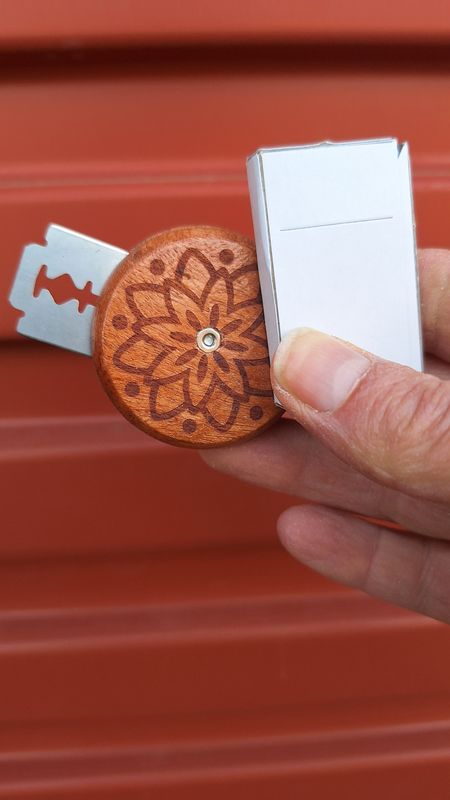 Lame Round with spare blades