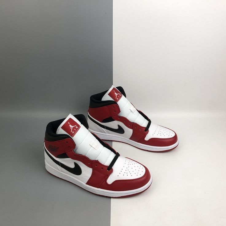 Jordan 1 Mid
Chicago