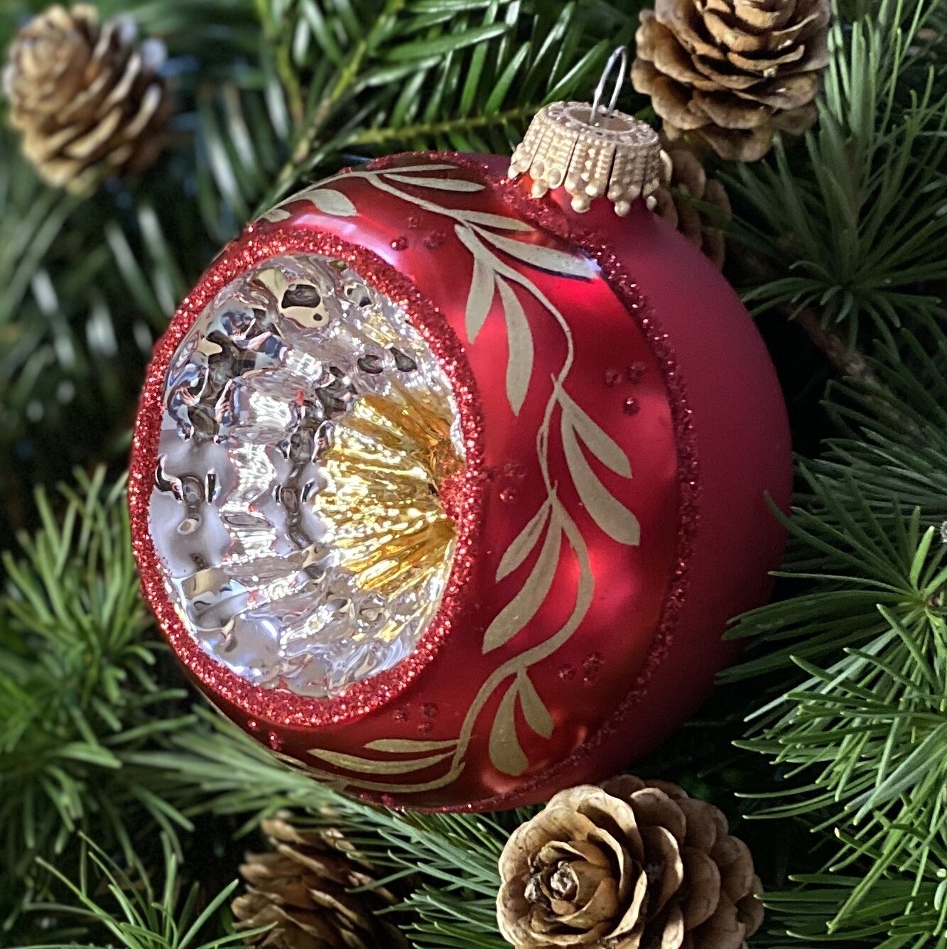8 cm. Klassisk rød julekugle med reflektor