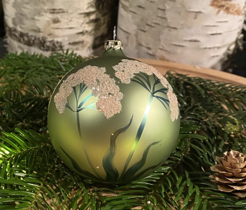 8 cm mat olivengrøn julekugle med skærmplante