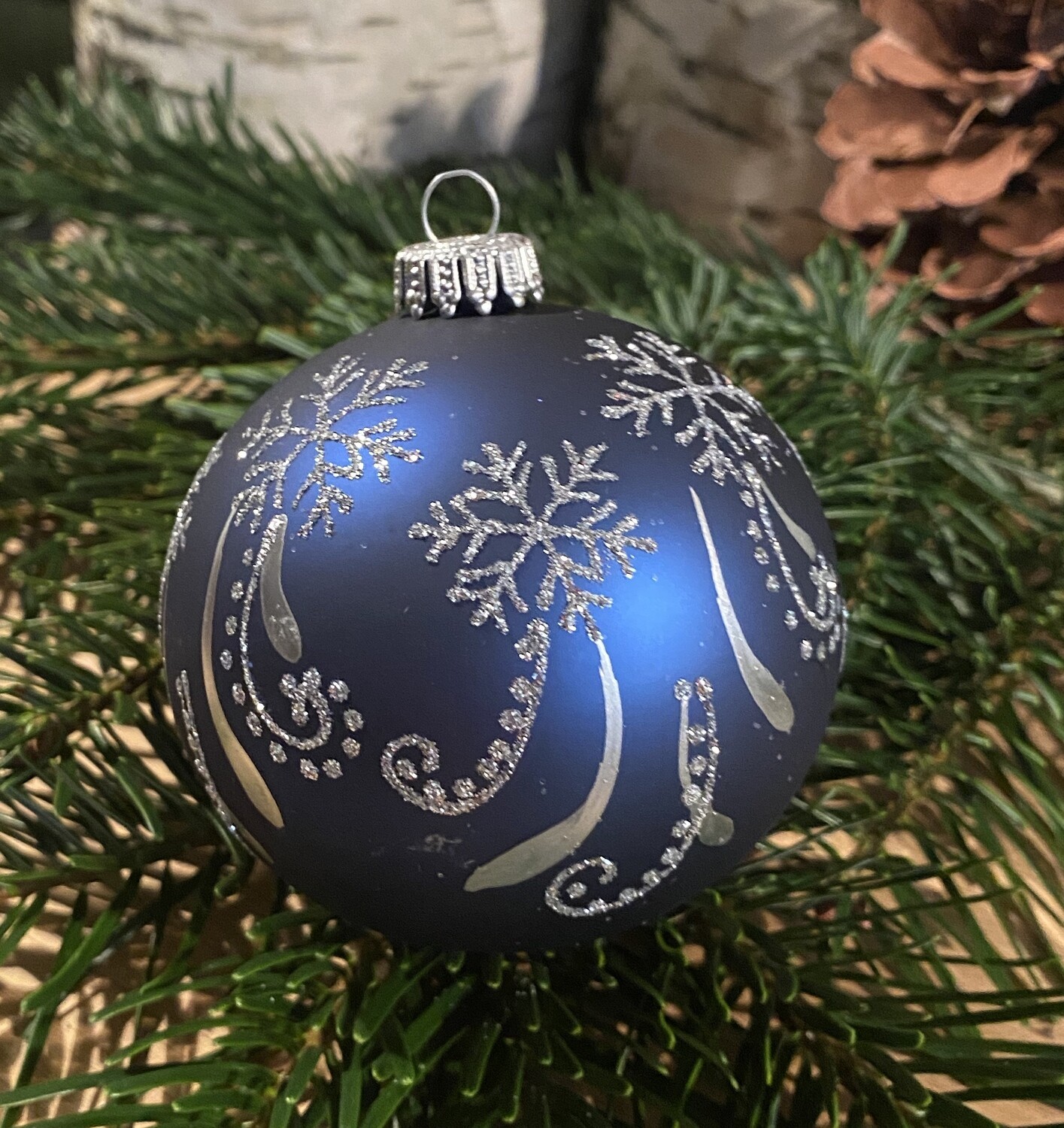 8 cm mat blå julekugle med sølvfarvet vinterlandskab