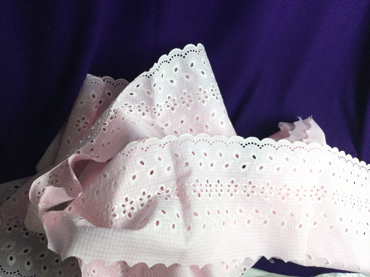 Dentelle Vichy Blanche Et Rose - 3,40 M X 2,5 M - Tissu Au Mètre
