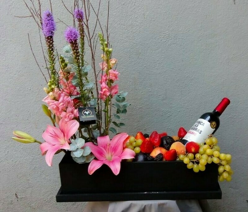 CAJA CON VINO Y FRUTA