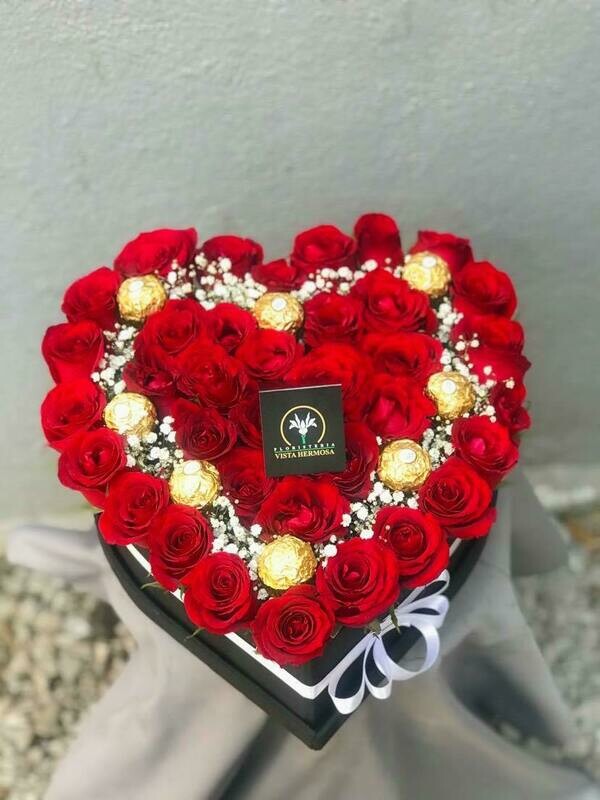 CORAZÓN CON ROSAS Y CHOCOLATES