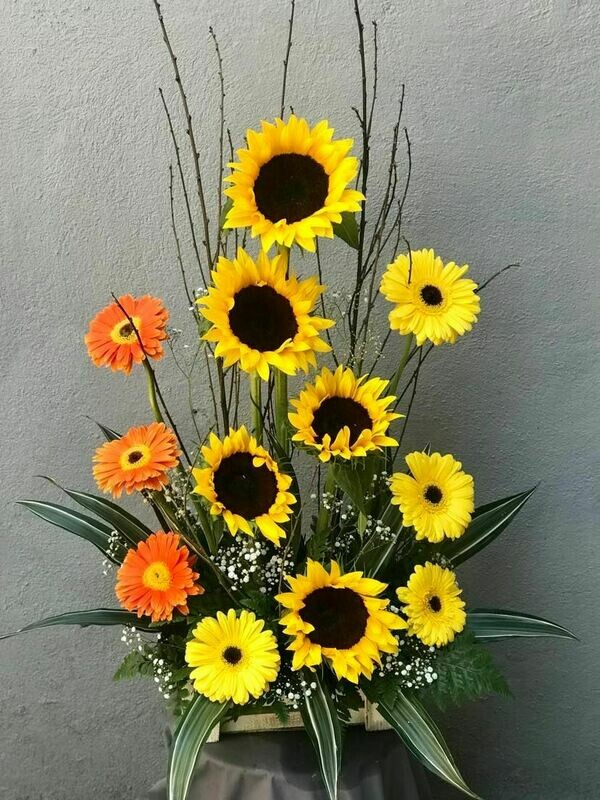 ARREGLO LINEAL CON GIRASOLES Y GERBERAS