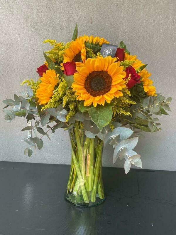 FLORERO CON GIRASOLES Y ROSAS