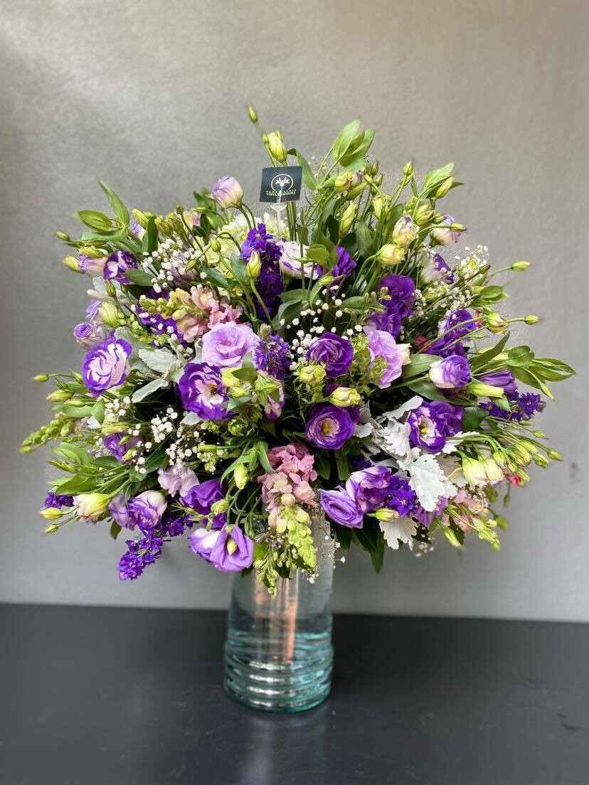 FLORERO GRANDE CON LISIANTHUS MORADOS