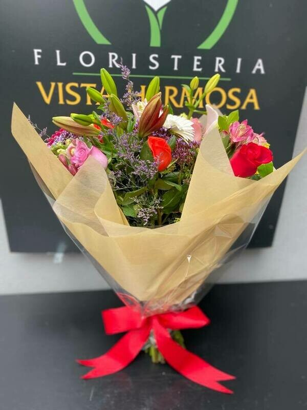 RAMILLETE PRIMAVERAL CON ROSAS