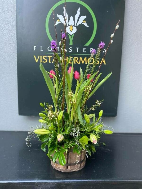 ARREGLO DE TULIPANES Y LILYS CON LEATRIS