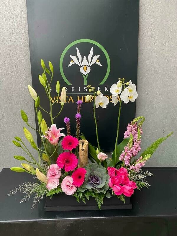 CAJA CON ORQUÍDEAS Y FLORES TONOS ROSA