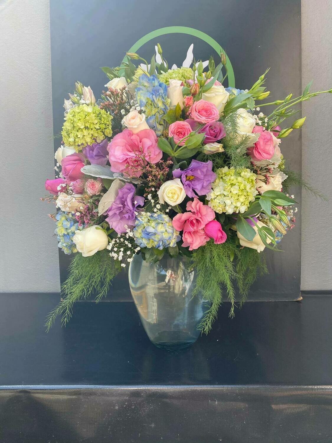 FLORERO CON LISIANTHUS, ROSAS Y HORTENSIAS