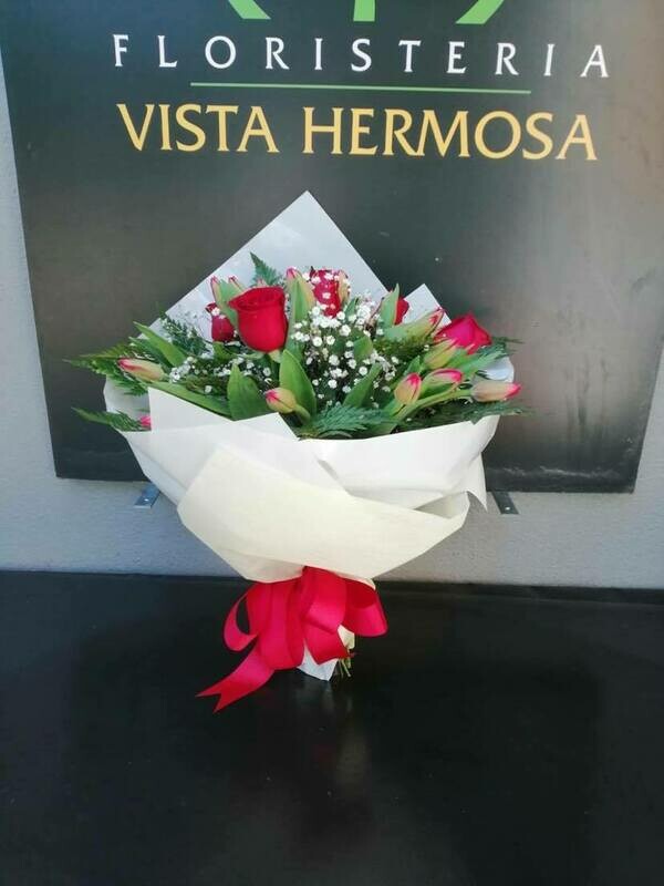 RAMILLETE DE TULIPANES CON ROSAS