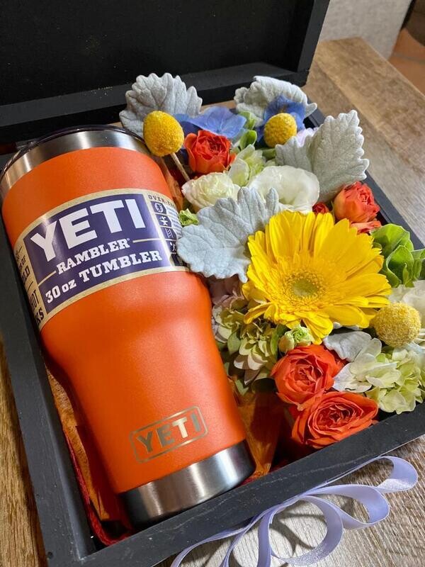 Caja Floral con Vaso Térmico( el termo colores en existencia)