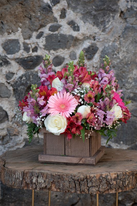 CUBO DE MADERA CON FLORES DE COLORES