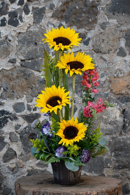 ARREGLO MEDIANO CON GIRASOLES, LISIANTHUS Y LILY