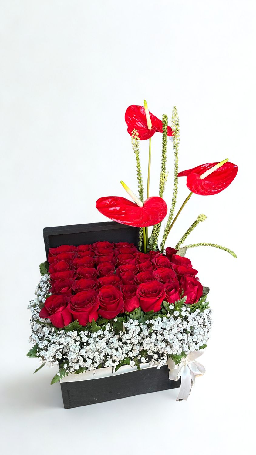 Caja de Rosas Rojas con Anturios
