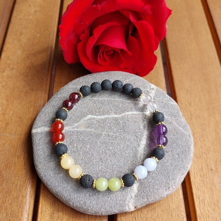 Chakra-Armband "Shakti" mit Lava und Glanzpunkten