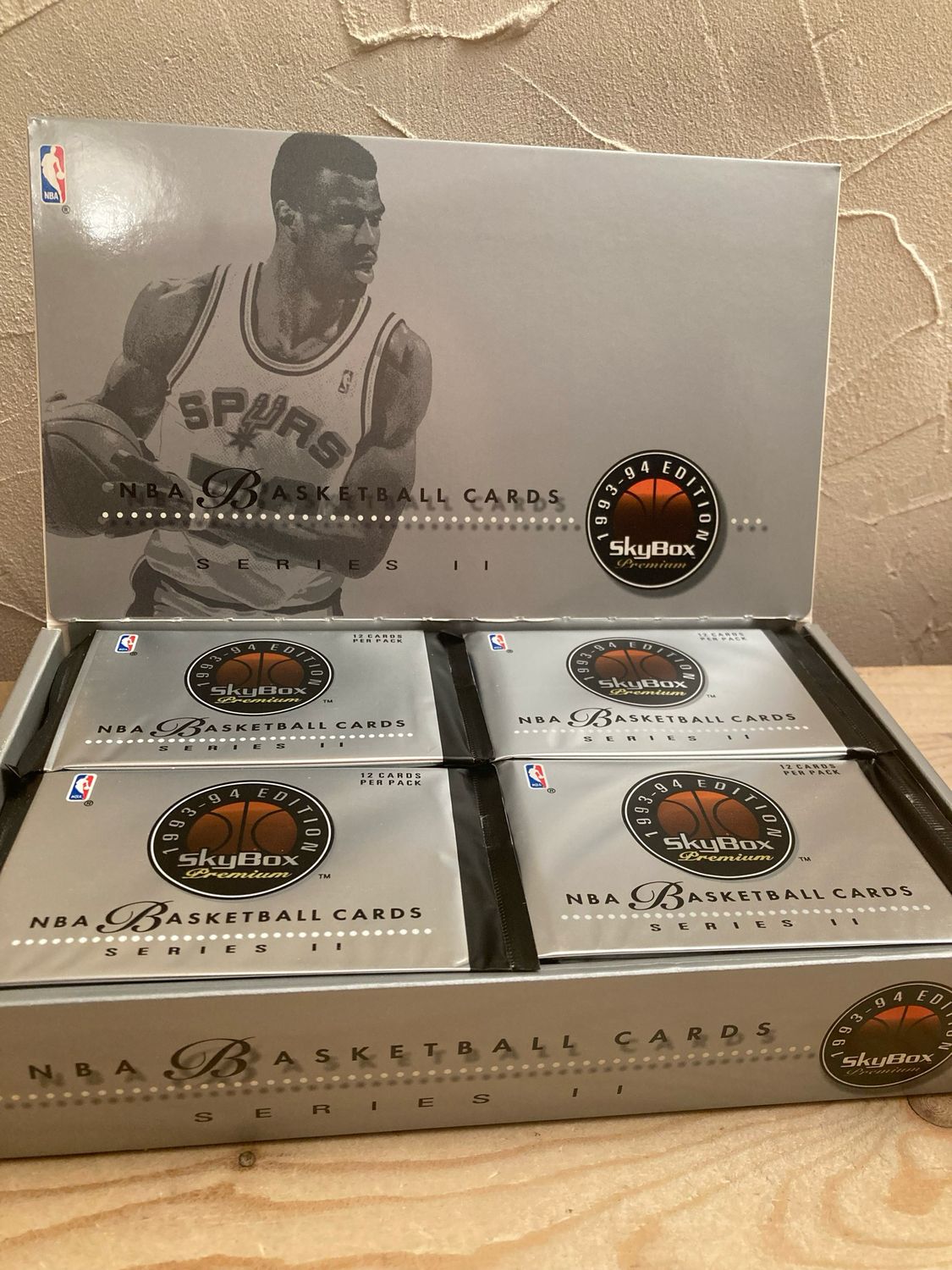 1993/94 Skybox Premium Series 2 Basketball Hobby Pack