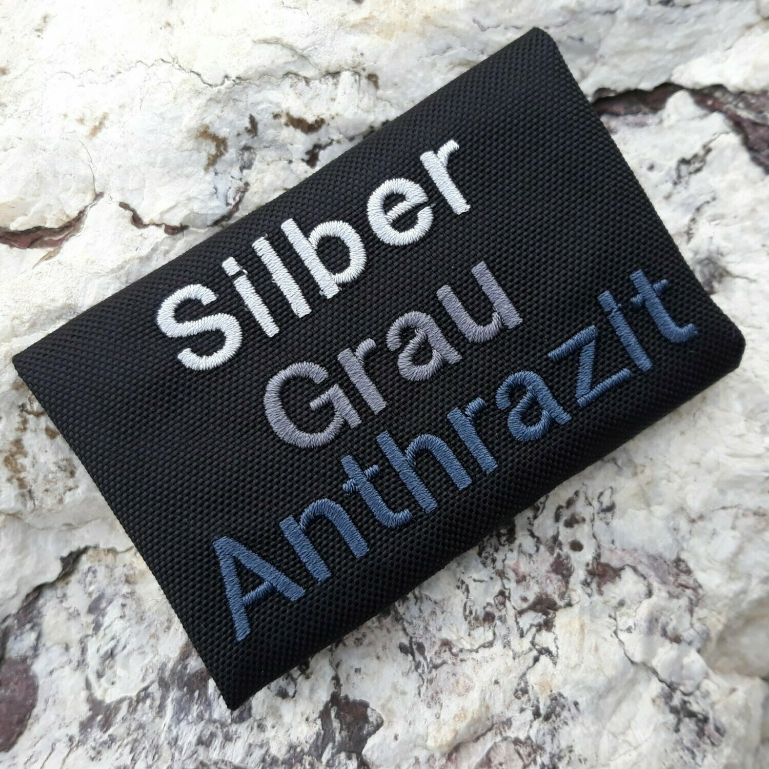 Telefonschild passend zu annyx Telefonschild passend zu annyx, Stickfarbe: Schwarz, Stofffarbe: Schwarz (aktuell 2022)