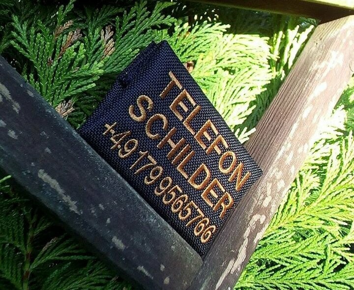 Telefonschild nach Maß, Stickfarbe: Beige/Bernstein, Stofffarbe: Schwarz (aktuell 2022)