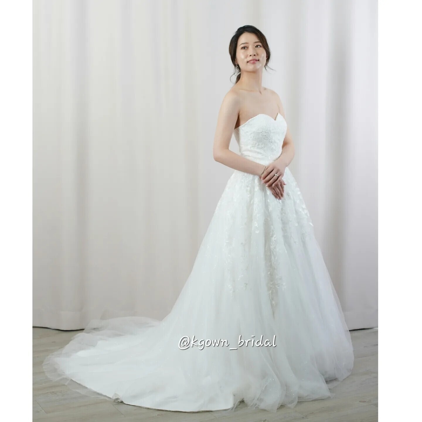 Ready-to-wear Light Dainty Lace Wedding Dress with Detachable off the shoulder sleeve