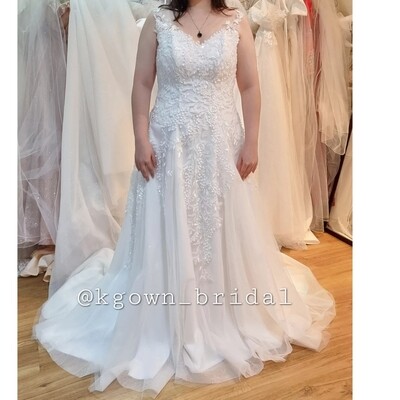 Plus Size Illusion V-neckline slim A line wedding dress with beaded lace